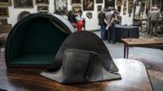 Un bicorne de Napoléon, ramassé à Waterloo, adjugé 350.000 euros Un bicorne de Napoléon, ramassé à Waterloo, adjugé 350.000 euros