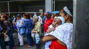 Des Vénézuéliens font la file devant un supermarché pour acheter de la nourriture à Caracas. Des Vénézuéliens font la file devant un supermarché pour acheter de la nourriture à Caracas.