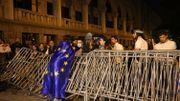 Géorgie : des manifestants pros Europe érigent des barricades devant le Parlement