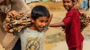 La vie a repris ses droits, les enfants participent aux tâches quotidiennes, sans savoir combien de temps ils resteront loin de leur village d'origine. La vie a repris ses droits, les enfants participent aux tâches quotidiennes, sans savoir combien de temps ils resteront loin de leur village d'origine.