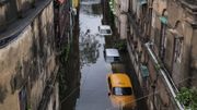 Véhicules submergés dans une ruelle inondée après le passage du cyclone Amphan à Calcutta en Inde Véhicules submergés dans une ruelle inondée après le passage du cyclone Amphan à Calcutta en Inde