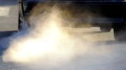 Emission de CO2 de la fumée sortant d'une voiture dans une rue de Bruxelles. Emission de CO2 de la fumée sortant d'une voiture dans une rue de Bruxelles.