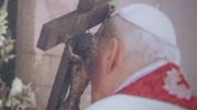 La croix du Christ de Jean Paul II tombe et écrase un jeune touriste La croix du Christ de Jean Paul II tombe et écrase un jeune touriste