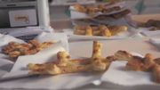 Des crêpes confectionnées sous forme de hashtag (Capture d'écran de la vidéo "The Internet Yami-Ichi 5 Brussels d'iMAL) Des crêpes confectionnées sous forme de hashtag (Capture d'écran de la vidéo "The Internet Yami-Ichi 5 Brussels d'iMAL)