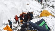 Les secouristes transportent un sherpa blessé dans l'avalanche, provoquée par le tremblement terre, sur le camp de base de l'Everest le 25 avril 2015 Les secouristes transportent un sherpa blessé dans l'avalanche, provoquée par le tremblement terre, sur le camp de base de l'Everest le 25 avril 2015
