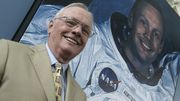 Neil Armstrong en 2005, toujours aussi célèbre. Il pose devant sa photo lors d'une visite au musée Prince Felipe, à Valence. Neil Armstrong en 2005, toujours aussi célèbre. Il pose devant sa photo lors d'une visite au musée Prince Felipe, à Valence.