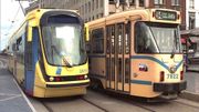 Un tram 2000 photographié en 1994, à côté d'un modèle plus ancien Un tram 2000 photographié en 1994, à côté d'un modèle plus ancien