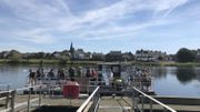 Une douzaine de piétons et cyclistes peuvent emprunter le bac pour traverser le fleuve. Une douzaine de piétons et cyclistes peuvent emprunter le bac pour traverser le fleuve.