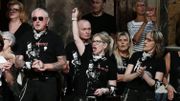Johnny Hallyday aurait eu 75 ans ce vendredi: des fans en larmes lui rendent hommage (vidéos) Johnny Hallyday aurait eu 75 ans ce vendredi: des fans en larmes lui rendent hommage (vidéos)