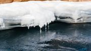 En quelques heures (un peu moins froides), sous le coup des rayons du soleil, l'épaisse couche de glace peut disparaître et barrer la route des marcheurs. En quelques heures (un peu moins froides), sous le coup des rayons du soleil, l'épaisse couche de glace peut disparaître et barrer la route des marcheurs.