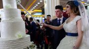 Sundus Garis et son mari Farid Mallo, issus de la minorité des Yazidis, coupent leur gâteau de mariage, le 23 janvier 2020 près de Dohouk, en Irak. Sundus Garis et son mari Farid Mallo, issus de la minorité des Yazidis, coupent leur gâteau de mariage, le 23 janvier 2020 près de Dohouk, en Irak.