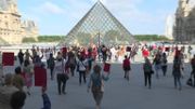 Réouverture du Louvre : 200 guides manifestent devant le musée pour réclamer des aides au gouvernement français Réouverture du Louvre : 200 guides manifestent devant le musée pour réclamer des aides au gouvernement français