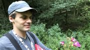 Dorian enferme les fleurs avec les graines dans un sac en plastique pour empêcher que la balsamine de l'Himalaya ne puisse se ressemer Dorian enferme les fleurs avec les graines dans un sac en plastique pour empêcher que la balsamine de l'Himalaya ne puisse se ressemer