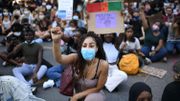 Les manifestants se sont ensuite agenouillés pendant une dizaine de minutes, un geste devenu un symbole de la lutte contre les discriminations aux Etats-Unis. Les manifestants se sont ensuite agenouillés pendant une dizaine de minutes, un geste devenu un symbole de la lutte contre les discriminations aux Etats-Unis.