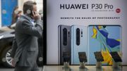 Un piéton passe devant un panneau publicitaire d'Huawei dans le centre de Londres le 29 avril 2019 Un piéton passe devant un panneau publicitaire d'Huawei dans le centre de Londres le 29 avril 2019