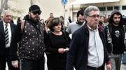 La famille du rappeur Pavlos Fyssas, poignardé par un membre d'Aube Dorée, à l'ouverture du procès en avril 2015 La famille du rappeur Pavlos Fyssas, poignardé par un membre d'Aube Dorée, à l'ouverture du procès en avril 2015