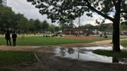 Beaucoup attendent dans le parc ou le quartier de la gare du nord depuis plusieurs semaines. Beaucoup attendent dans le parc ou le quartier de la gare du nord depuis plusieurs semaines.