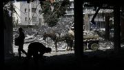 L'évacuation des gravats se poursuit, deux ans après les bombardements israéliens. Israël accuse un travailleur d'en avoir détourné une partie au profit du Hamas. L'évacuation des gravats se poursuit, deux ans après les bombardements israéliens. Israël accuse un travailleur d'en avoir détourné une partie au profit du Hamas.