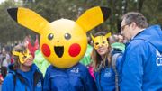 Un travailleur déguisé en Pikachu Un travailleur déguisé en Pikachu