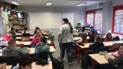 Dans la classe de 4ième, l'institutrice ne peut pas passer entre les bancs Dans la classe de 4ième, l'institutrice ne peut pas passer entre les bancs