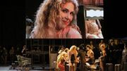 "Mahagonny", un "requiem" choral, noir de noir. La griffe d'Ivo Van Hove sur le pamphlet de Weill/Brecht. "Mahagonny", un "requiem" choral, noir de noir. La griffe d'Ivo Van Hove sur le pamphlet de Weill/Brecht.