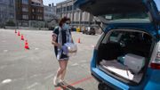 Distribution de masques dans la cour de l'Athénée Royal Jean Absil, à Etterbeek, le 17 mai 2020. Distribution de masques dans la cour de l'Athénée Royal Jean Absil, à Etterbeek, le 17 mai 2020.