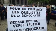 Bruxelles: des avocats rassemblés Place Poelaert pour dénoncer le "désastre carcéral" Bruxelles: des avocats rassemblés Place Poelaert pour dénoncer le "désastre carcéral"