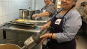 Dans l'atelier cuisine Horesol, Joëlle Coenen et une stagiaire préparent la soupe à base de légumes invendus Dans l'atelier cuisine Horesol, Joëlle Coenen et une stagiaire préparent la soupe à base de légumes invendus