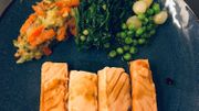 Recette de Carlo : allumettes de saumon tiède, " stoemp " carottes au cumin, épinards à la coriandre, petits pois et oignons grelots Recette de Carlo : allumettes de saumon tiède, " stoemp " carottes au cumin, épinards à la coriandre, petits pois et oignons grelots