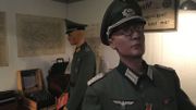 Le colonel Meyer représenté au moment où il entend la deuxième partie du "message Verlaine". Le colonel Meyer représenté au moment où il entend la deuxième partie du "message Verlaine".