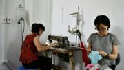Bui Thi Minh Ngoc (à droite), fondatrice d'une start-up vietnamienne proposant des serviettes hygiéniques écologiques vendues via Facebook, le 23 juin 2020. Bui Thi Minh Ngoc (à droite), fondatrice d'une start-up vietnamienne proposant des serviettes hygiéniques écologiques vendues via Facebook, le 23 juin 2020.
