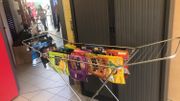 les paquets de chips sont d'abord découpés et lavés les paquets de chips sont d'abord découpés et lavés