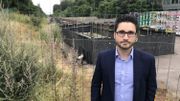 Matthieu Schnock, l'un des voisins de la nouvelle gare RER de Boitsfort conteste la validité des travaux d'une loge de signalisation à côté de chez lui. Matthieu Schnock, l'un des voisins de la nouvelle gare RER de Boitsfort conteste la validité des travaux d'une loge de signalisation à côté de chez lui.
