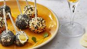 Recette : Sucettes de chèvre frais, pomme, miel, romarin, pavot et sésame Recette : Sucettes de chèvre frais, pomme, miel, romarin, pavot et sésame
