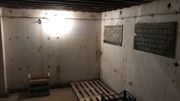 La pièce centrale du bunker est assez petite mais à l'époque, elle était aménagée de manière confortable La pièce centrale du bunker est assez petite mais à l'époque, elle était aménagée de manière confortable