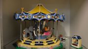 Le carrousel peut tourner grâce à un mécanisme. Le carrousel peut tourner grâce à un mécanisme.