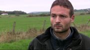 Thierry a déjà réduit de moitié la taille de son troupeau. Il est passé de 300 à 150 moutons. Trop dur à protéger, il envisage de faire passer les terres les plus éloignées de sa ferme en cultures. Thierry a déjà réduit de moitié la taille de son troupeau. Il est passé de 300 à 150 moutons. Trop dur à protéger, il envisage de faire passer les terres les plus éloignées de sa ferme en cultures.