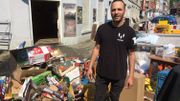 Nadir El Hajjaji, commerçant dans le centre de Dison, nettoie son commerce. Nadir El Hajjaji, commerçant dans le centre de Dison, nettoie son commerce.