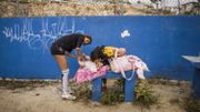 Olivia, 19 ans, est venue avec sa fille de 8 mois. Elle joue avec sa mère et sa cousine. Miguel Maldonado, coach à l’académie Gonzo, voit dans le football un moyen de prévenir les grossesses précoces, nombreuses dans le pays. Olivia, 19 ans, est venue avec sa fille de 8 mois. Elle joue avec sa mère et sa cousine. Miguel Maldonado, coach à l’académie Gonzo, voit dans le football un moyen de prévenir les grossesses précoces, nombreuses dans le pays.