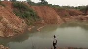 Cameroun: l'exploitation de l'or crée des "lacs de la mort" Cameroun: l'exploitation de l'or crée des "lacs de la mort"