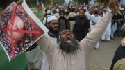 Un partisan du parti musulman extrémiste ASWJ (Ahle Sunnat Wal Jamaat) proteste contre l'acquittement de la chrétienne Asia Bibi dont il brandit le portrait barré de rouge, à Islamabad le 2 novembre 2018 - © AAMIR QURESHI Un partisan du parti musulman extrémiste ASWJ (Ahle Sunnat Wal Jamaat) proteste contre l'acquittement de la chrétienne Asia Bibi dont il brandit le portrait barré de rouge, à Islamabad le 2 novembre 2018 - © AAMIR QURESHI