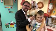 Yanis a 10 ans et demi et souffre d'asthme. Il a prêté son masque respiratoire à Coco, le singe du magicien Emmanuel Thars qui est venu apporter un peu de magie aux enfants malades Yanis a 10 ans et demi et souffre d'asthme. Il a prêté son masque respiratoire à Coco, le singe du magicien Emmanuel Thars qui est venu apporter un peu de magie aux enfants malades