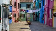 A Burano, en s'échappant des artères principales, on peut réussir à trouver le calme au gré des canaux et de l'arrivée des bateaux de pêche. A Burano, en s'échappant des artères principales, on peut réussir à trouver le calme au gré des canaux et de l'arrivée des bateaux de pêche.