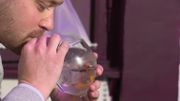 Ca ressembe à du gin, ça a la couleur du gin, mais ceci n'est pas du gin Ca ressembe à du gin, ça a la couleur du gin, mais ceci n'est pas du gin