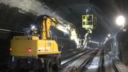 Dans ce tunnel, un rail est appelé à remplacer les fils caténaires fixés au plafond Dans ce tunnel, un rail est appelé à remplacer les fils caténaires fixés au plafond