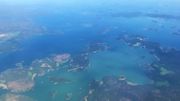 L'archipel d'Aland compte plus de 6500 îles qui représentent plus de 1500 km² mais seulement 80 îles sont habitées. Aland compte moins de 30.000 habitants en 2019. L'archipel d'Aland compte plus de 6500 îles qui représentent plus de 1500 km² mais seulement 80 îles sont habitées. Aland compte moins de 30.000 habitants en 2019.