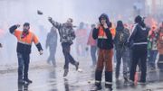 Des manifestants lancent des projectiles en direction des forces de police Des manifestants lancent des projectiles en direction des forces de police