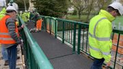 Solre-sur-Sambre : une passerelle en plastique par dessus la rivière Solre-sur-Sambre : une passerelle en plastique par dessus la rivière