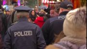 Des policiers patrouillent à l'intérieur du marché de Noël Des policiers patrouillent à l'intérieur du marché de Noël