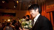 30 mai 2009, le violoniste Ray Chen vient de recevoir le premier prix du Concours Reine Elisabeth. 30 mai 2009, le violoniste Ray Chen vient de recevoir le premier prix du Concours Reine Elisabeth.